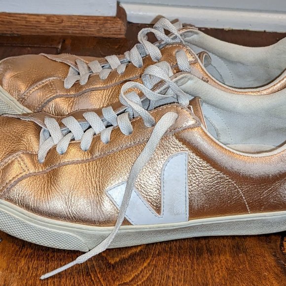 VEJA Rise Gold Sneaker - Picture 6 of 8